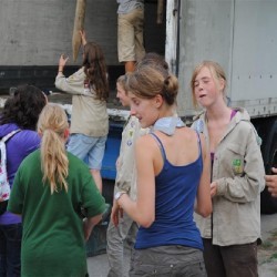 Uitladen Materiaal  27 - Scouts en Gidsen Zaventem 